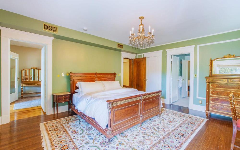 Deluxe King Room interior